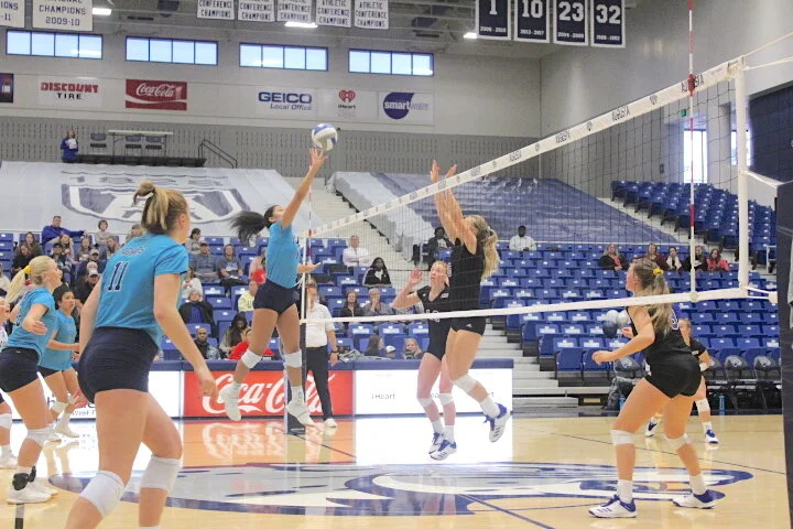 Jaguar volleyball team defeats Bearcats for fifth straight win