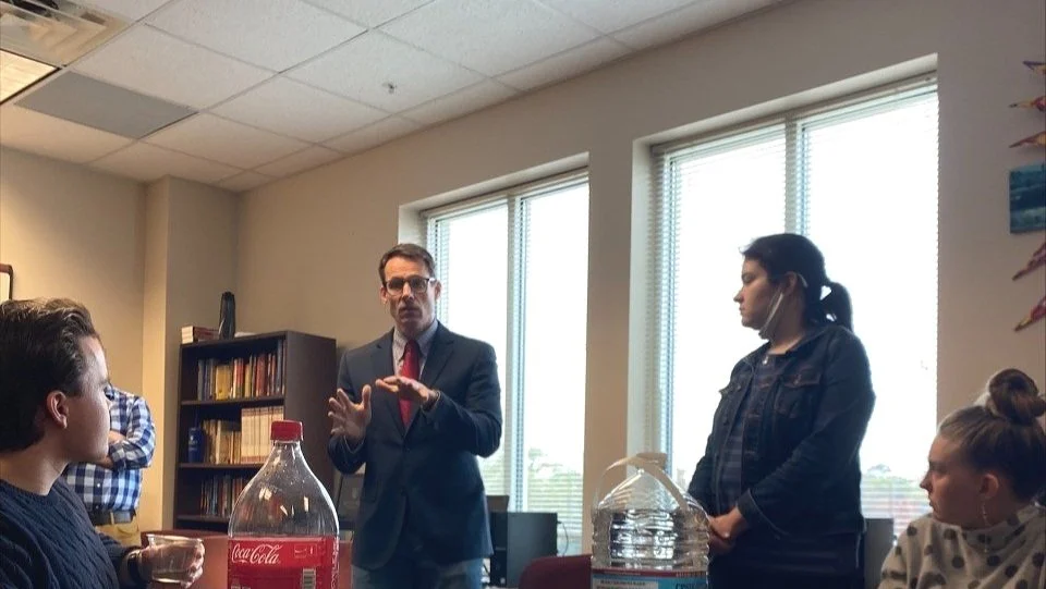 Students chat and eat with AU alumnus Samuel Perry