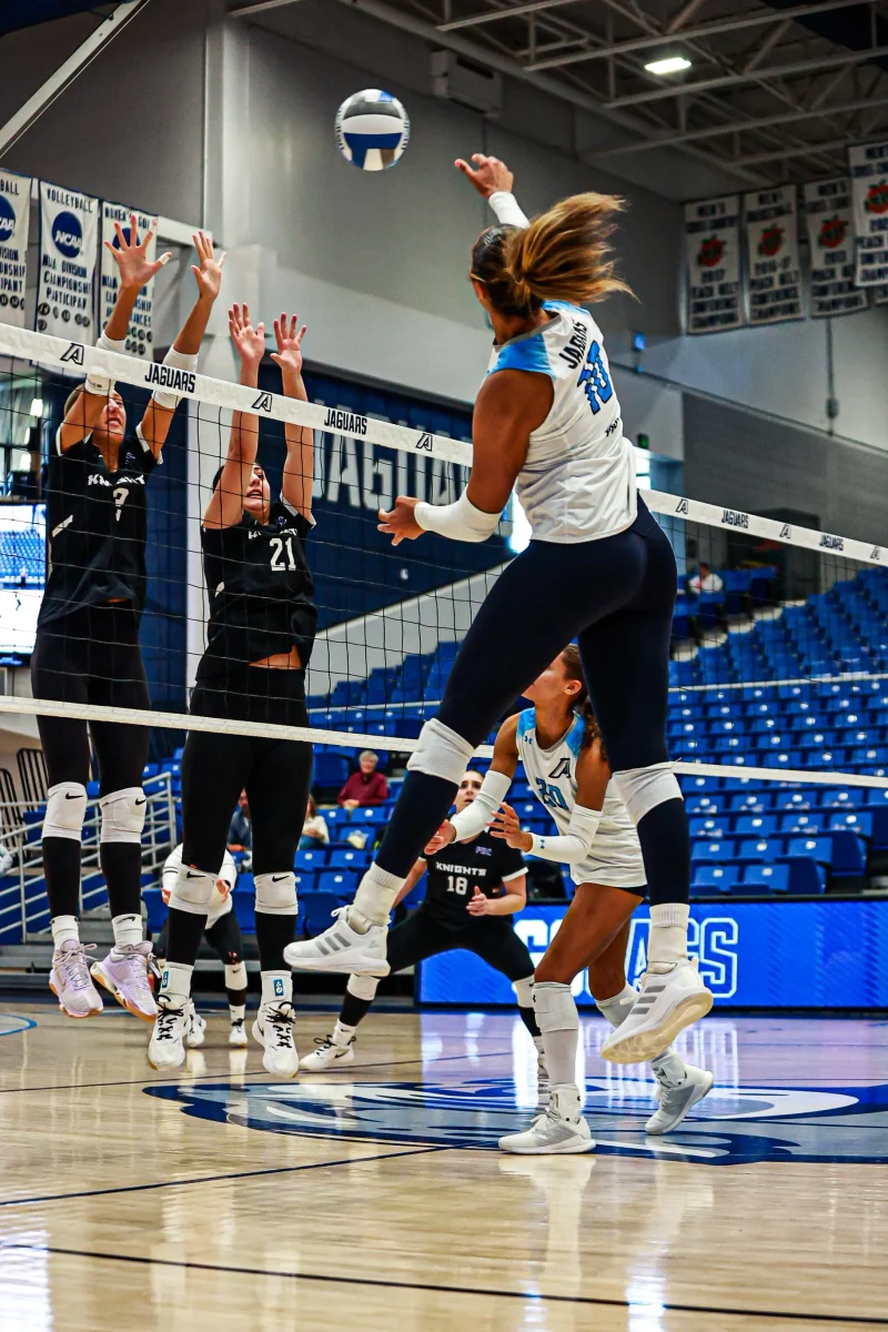 Jaguars roll to 20th win, Quarles hits 575 career victories