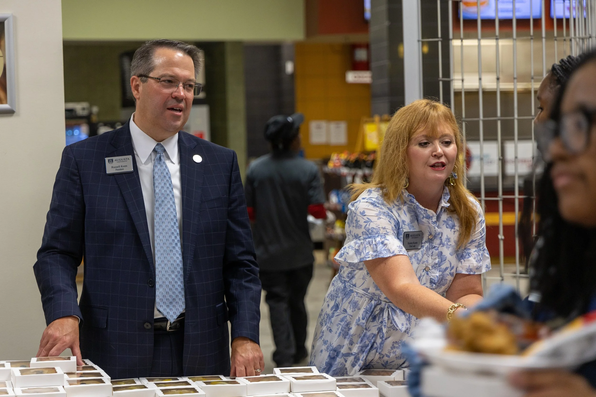  Karen Keen (R) and AU President Russell T. Keen serve mini-pies at the post-convocations dinner in the JSAC cafe. At the top of the page, Karen Keen gives her lecture to the freshmen. (photos by Lydia Williams/the Bell Ringer) 