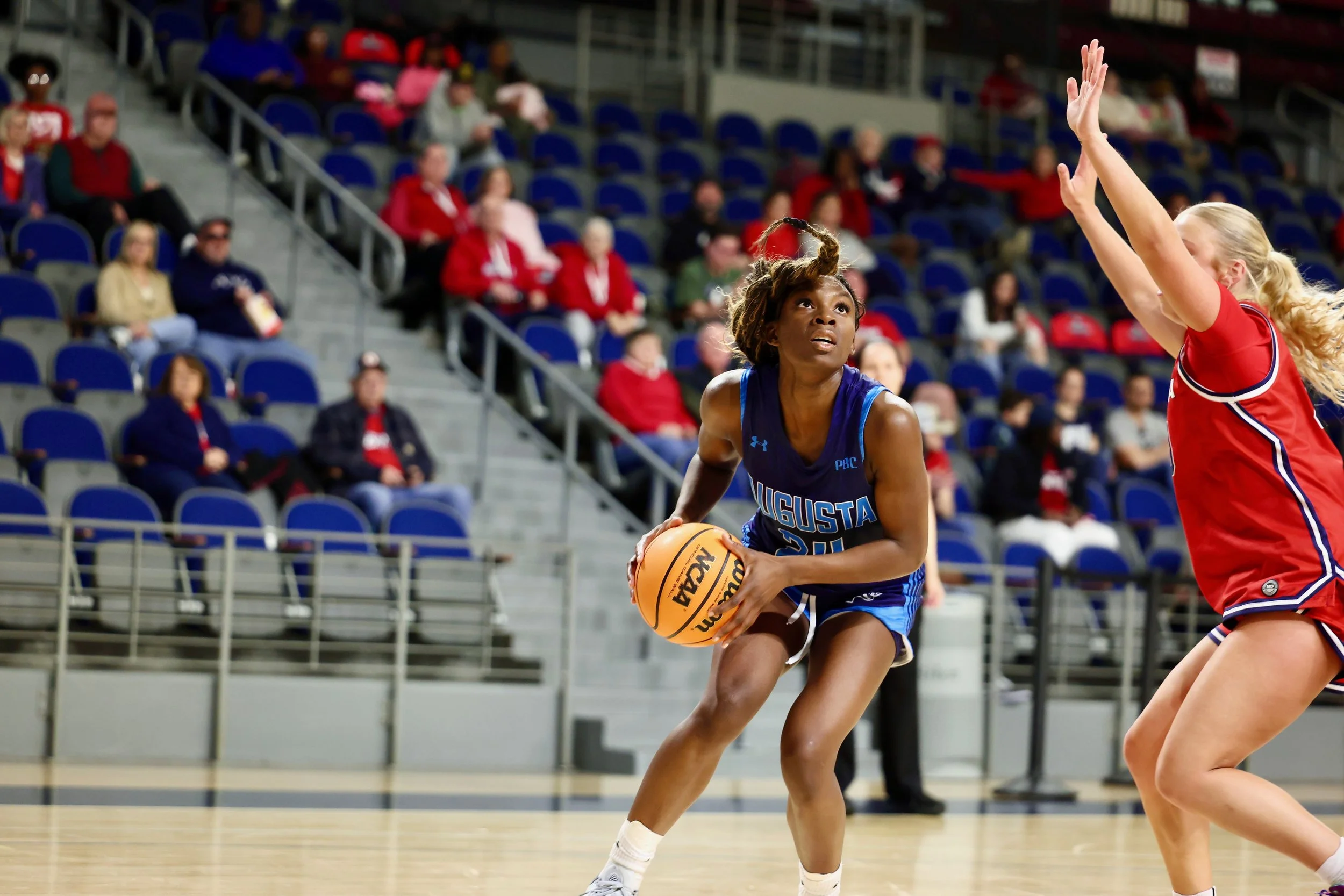  Quinasia Abercrombie (24) looks up before elevating over the Pacer defense for a layup. At the top of the page, Elías Pálsson (8) drives through the lane in the second half. Palsson established a new career-high with 38 points while shooting an incredible 83 percent from the field. (photos by Paula Toole/AU Athletics) 