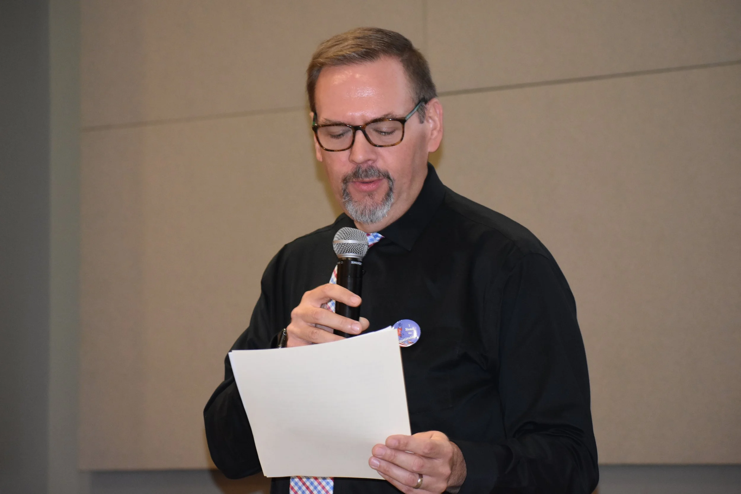 Brad Warren, inaugural dean of libraries at AU, introduces the event.  (photo by Liz Wright)  