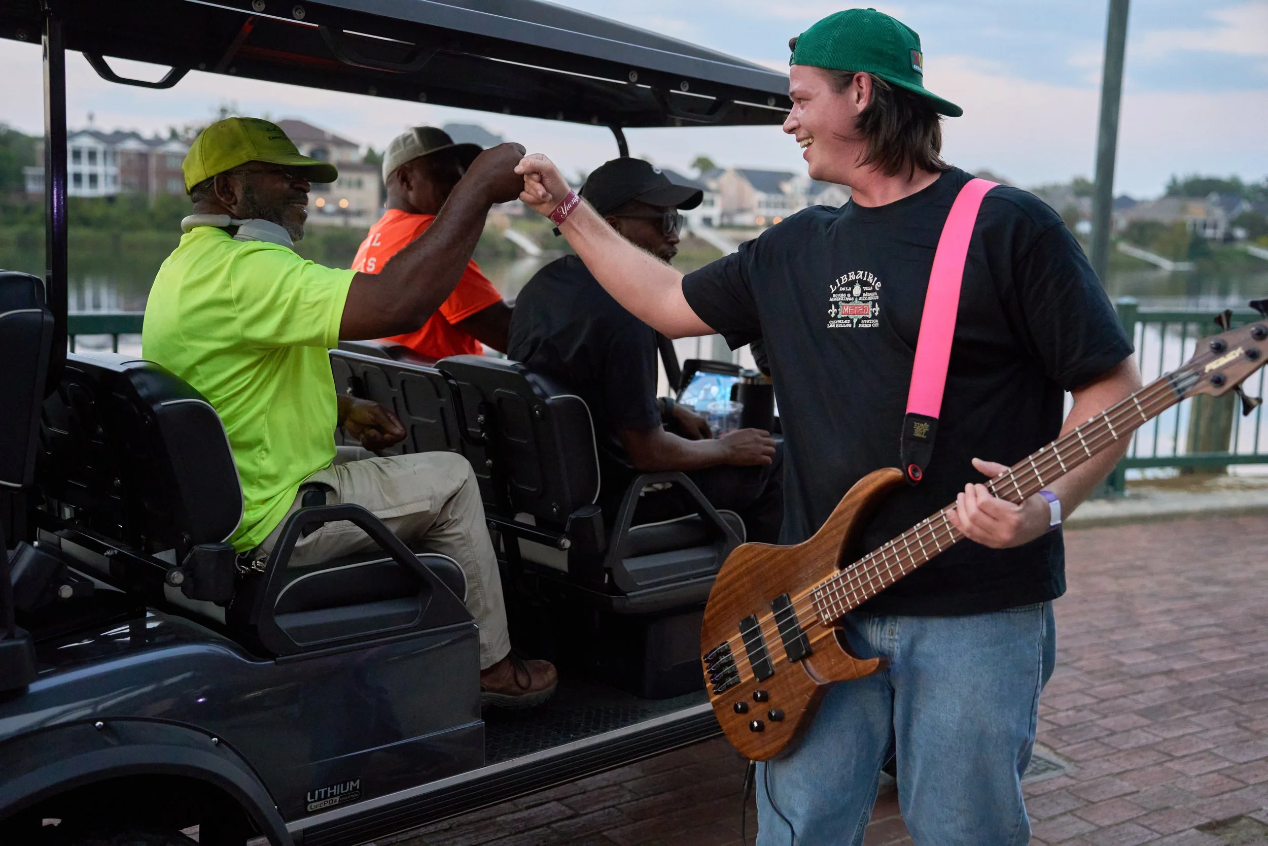  Andrew Renner shares a moment with one of the festivalgoers this past Saturday, Sept. 20 at the Arts in the Heart festival. (Photo by Sanjeev Singhal/exclusive to the Bell Ringer) 