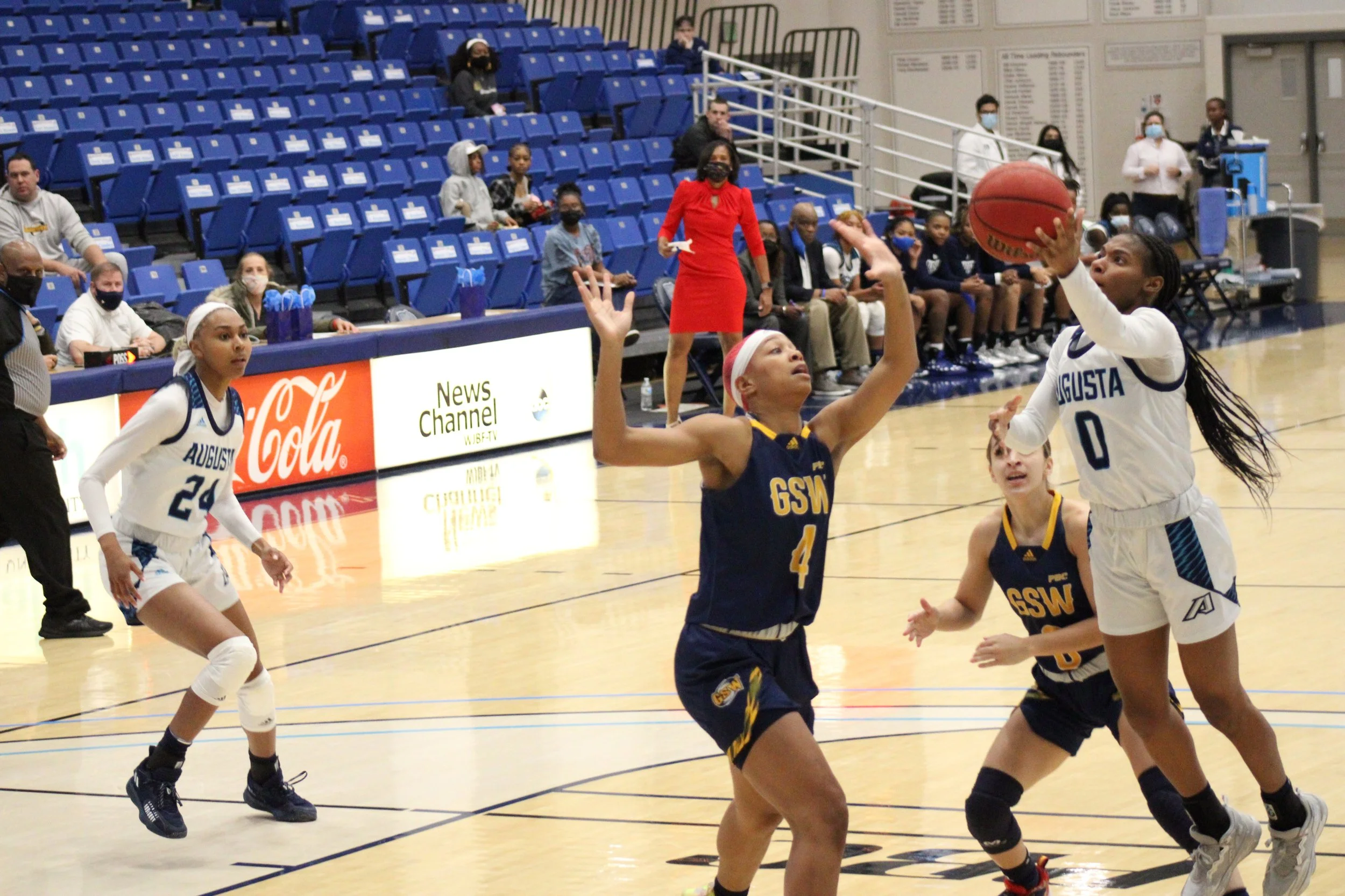  AU’s Zairya West (0) goes in for a left-handed layup as Simone Lett (4) defends for the Hurricanes. At the top of the page, the Jaguars’ Kennedi Manning (24) completes a post move on Lett. (photos by Chris Rickerson) 